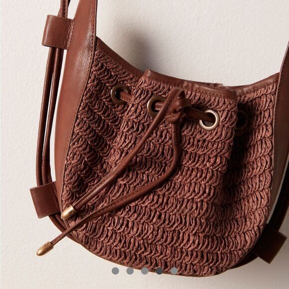 FREE PEOPLE CABANA CROSSBODY BAG IN A BEACH WOVEN DESIGN AND SLOUCHY SILHOUETTE - Picture 3 of 8